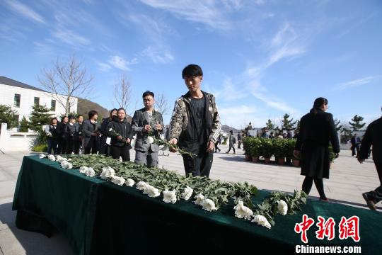 北京再迎清明祭扫高峰日多地鲜花“祭英烈”（图）