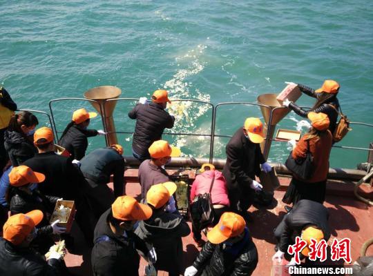 广东惠州举行集体海葬活动131位逝者骨灰撒入大海