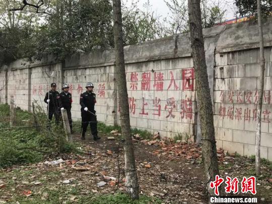 村民搭梯引游客翻墙进西安秦岭野生动物园5人被行拘