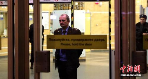 当地时间4月3日晚，俄罗斯圣彼得堡“先纳亚广场”地铁站仍然关闭，警察和工作人员在内部执勤。