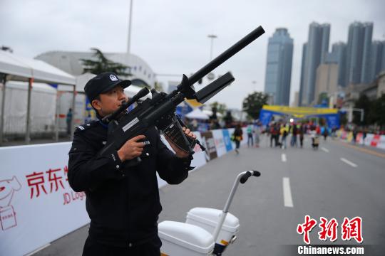 武汉警方无人机反制枪亮相“汉马”驱离无人机3架