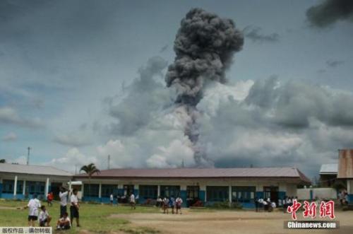 当地时间2017年4月11日，印度尼西亚卡洛，印尼锡纳朋火山爆发，周边小学生淡定玩耍。