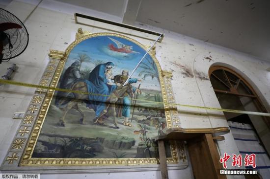 发生爆炸案的坦塔市科普特教堂内部一片狼藉，受损严重。