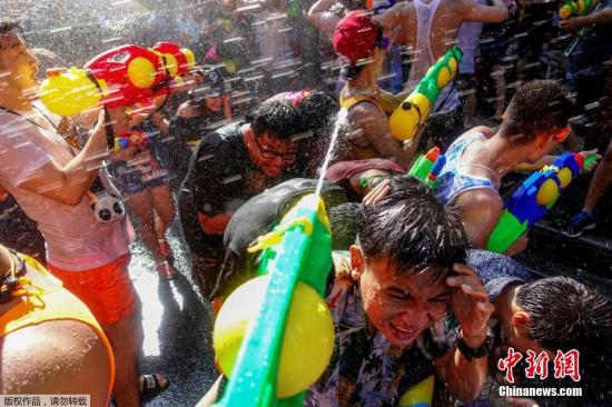泼水节来临，曼谷民众“湿身”大战。