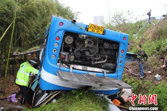 浙江甬金高速一实载26人大客车在高速上翻车多人伤