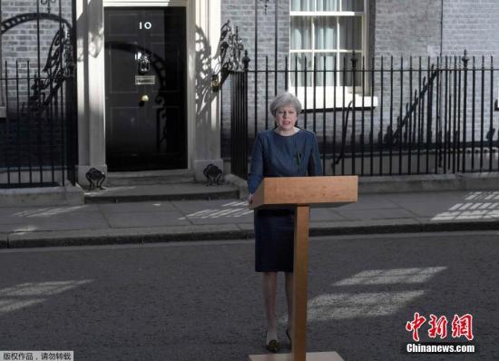 当地时间4月18日，英国首相特蕾莎·梅在首相官邸前发表声明，宣布将在6月8日提前大选。报道称，英国首相府此前尚未透露特蕾莎·梅将发表的声明的具体内容，但这一举动“不同寻常”。此前，特蕾莎·梅一直表示自己将不参与2020年英国大选。