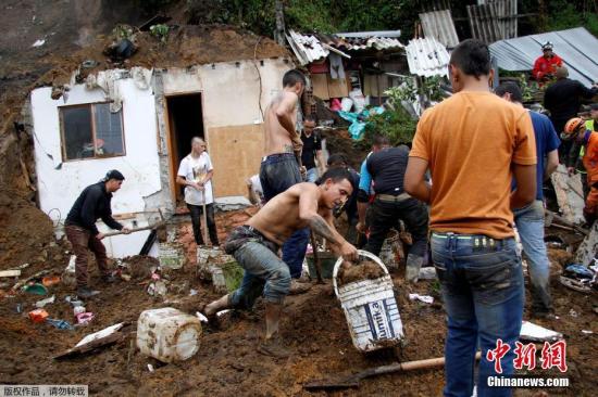 民众进行灾后的搜救工作。哥伦比亚近期降雨量超出正常水平，月初西南部普图马约省莫科阿市泥石流灾害造成314人死亡。