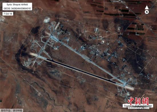 美国国防部公布的叙利亚霍姆斯Shayrat空军基地的卫星图像。
