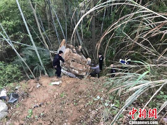 载15人中巴车湖北黄梅发生侧翻当地全力救援（图）