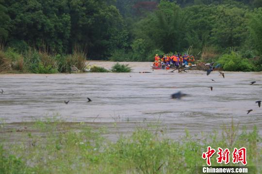 突降暴雨广西鹿寨14人被困河中消防紧急救援