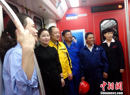 中国首趟全国劳模专列长沙驶出为劳动者点赞