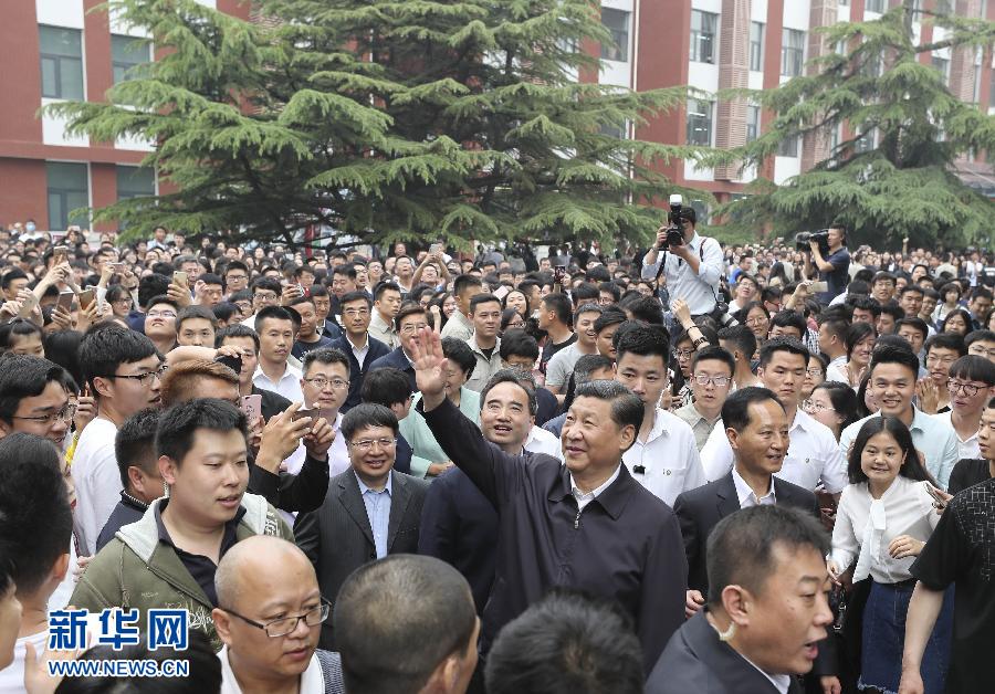 5月3日，中共中央总书记、国家主席、中央军委主席习近平来到中国政法大学考察。这是习近平向远处的师生们挥手致意。新华社记者 丁林 摄