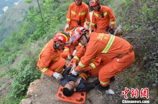 一“驴友”在怒江大峡谷探险滚下山崖消防成功营救