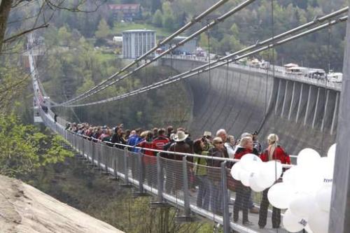 这座桥悬挂段全长达458米，成为世界第一步行悬索桥。（图片来源：美联社）