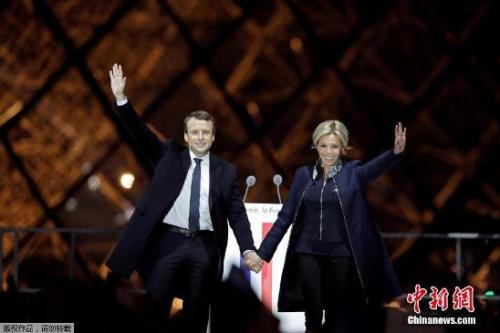 马克龙与妻子牵手，现身2017年法国总统大选胜选集会。