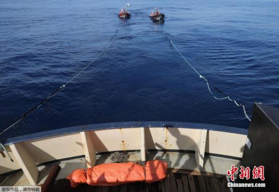 据路透社报道，一同参与救援的意大利海岸护卫队发言人证实了五人死亡的消息。