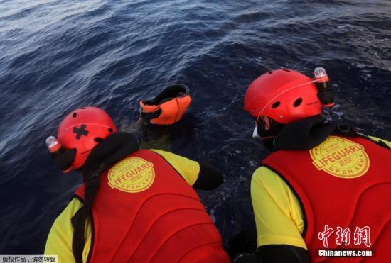 这家机构表示，他们在两艘沉没的船体附近发现五具漂浮的尸体，这五人均为年轻男性，初步判断是溺水身亡。图为3月23日，救援人员在海面上发现遇难者遗体。