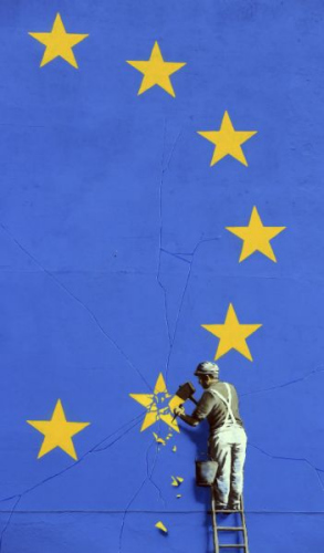 壁画显示，一名工人正在凿掉欧盟旗帜上12颗星中的一颗。(图片来源：美联社)