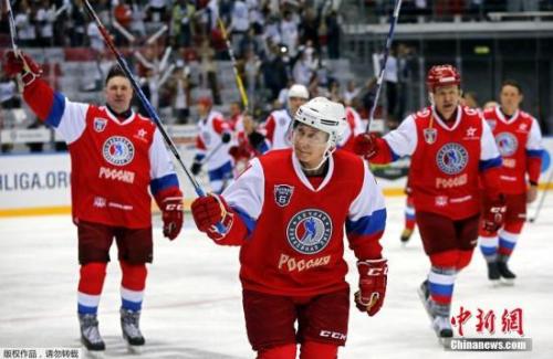当地时间2017年5月10日，俄罗斯索契，俄罗斯总统普京出席夜间冰球联赛第6届全俄冰球节的比赛，由于比赛精彩激烈，普京在比赛中频繁摔倒。