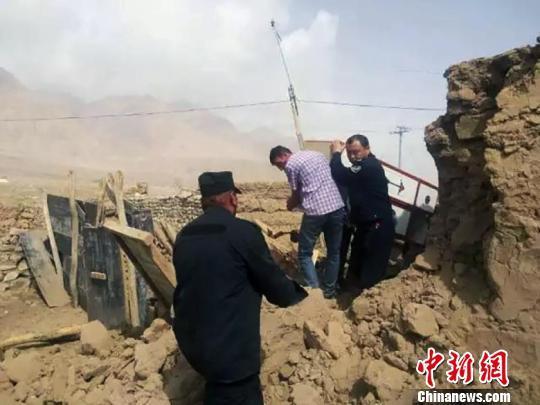 新疆塔县地震现场交警坚守50余小时疏通生命线（图）