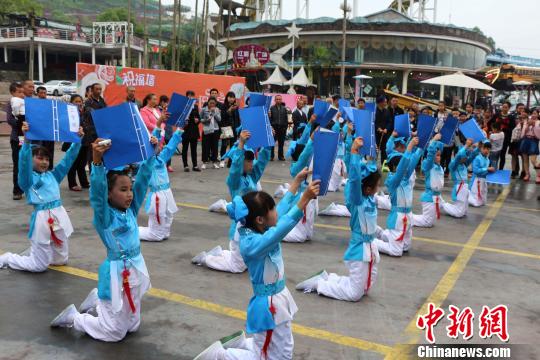 重庆小学生着古装齐诵《游子吟》庆母亲节