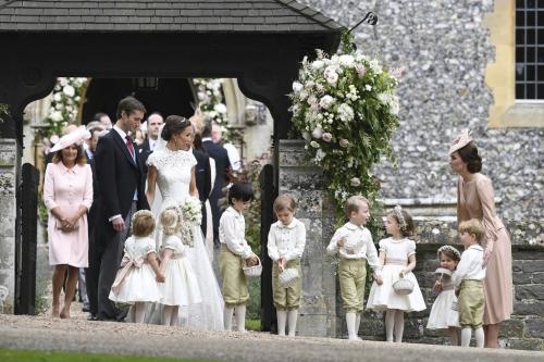 婚礼后新人和凯特(右)及花童步出教堂。右二、右三为乔治小王子、夏洛特小公主。（图片来源：美联社）