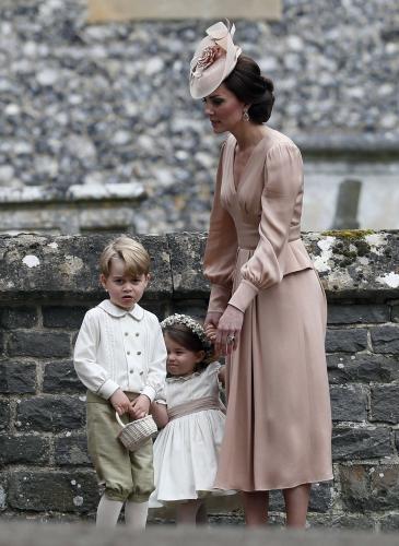 威廉王子与凯特王妃的一双儿女乔治与夏洛特担任花童。（图片来源：美联社）
