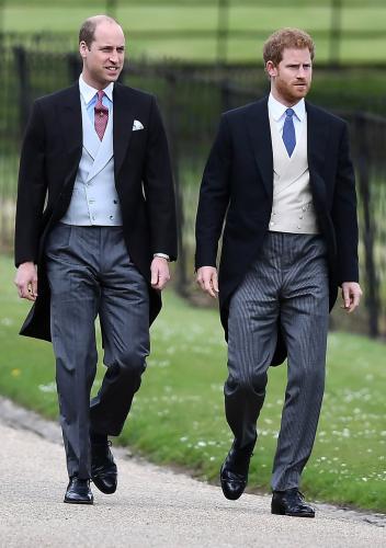 英国威廉王子（左）与哈利王子抵达碧琶婚礼会场。（图片来源：路透社）