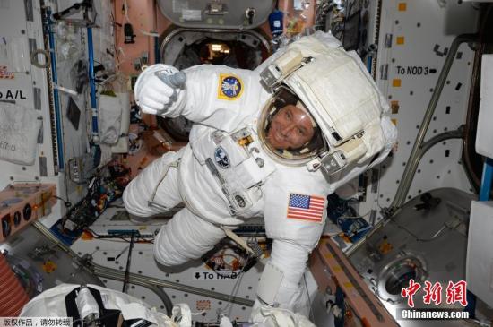 据NASA的统计数据，此次是宇航员为建设和维修国际空间站进行的第200次太空行走。国际空间站于1998年开建，当年12月7日迎来了它的第一次太空行走。图为宇航员杰克·费希尔。