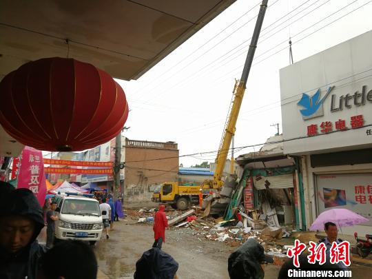 河北任县一电器小商场坍塌5人被埋3人已被救出（图）
