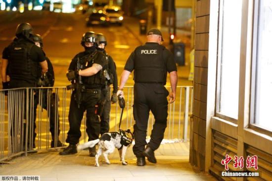 事件发生之后，警方部署了超过400名武装警察。英国警方正在加紧调查爆炸事件，目前按“恐怖袭击”进行处置。