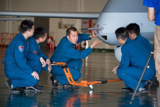 李浩给年轻的飞行员讲无人机系统。(杨军/摄影 )