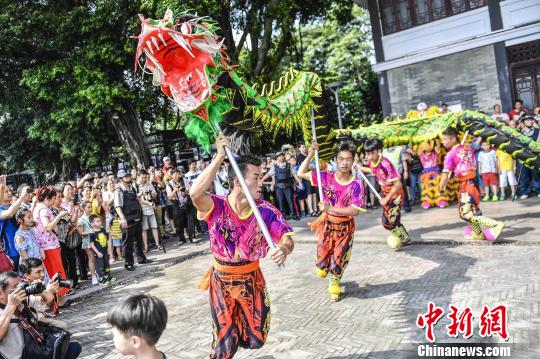 广州举行陆上大巡游欢欢喜喜庆端午