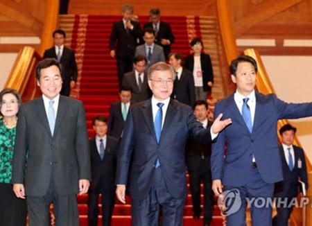 韩国总统文在寅（中）。（图片来源：韩联社）