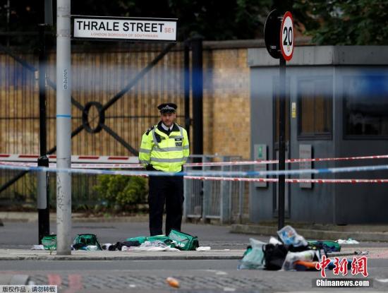 在位于伦敦桥附近巴罗集市(Borough Market)，两名男子持刀行凶。其中1名男性嫌犯被警察击中后倒地，身上还绑有小型金属容器。图为警察在巴罗集市对现场进行封锁。据CNN报道，极端组织“伊斯兰国”有关的媒体宣称，该组织成员为袭击负责。但是，有分析称，该组织并不能提供任何证据证明与此案有关。