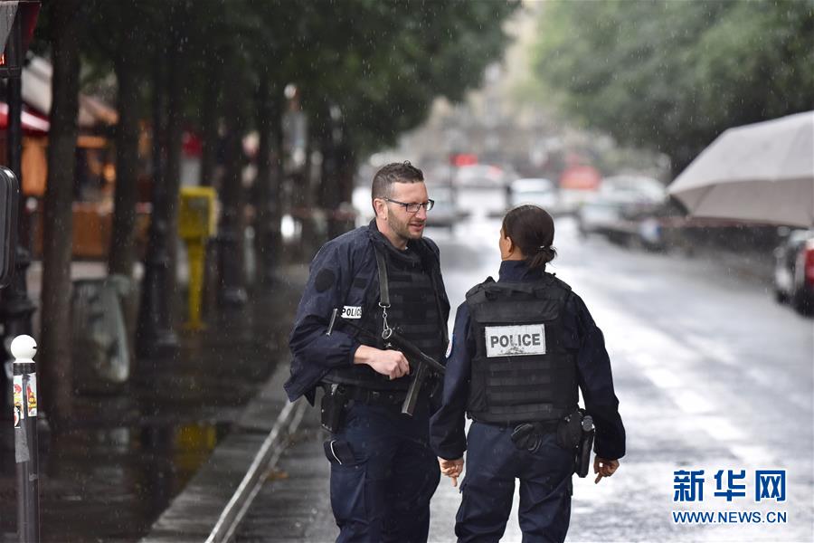 （国际）（1）法国巴黎圣母院前广场一男子袭警