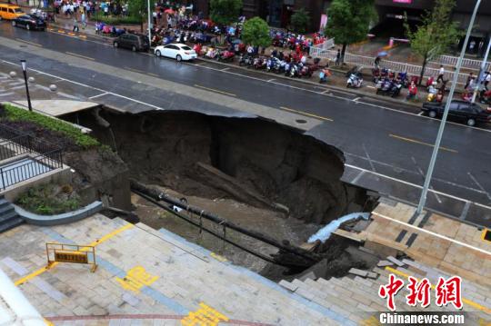 长江下游强降雨江苏南通路面塌陷现大坑