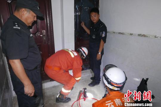 云南两名拐卖儿童嫌犯闭门拒捕消防协助民警破门抓人