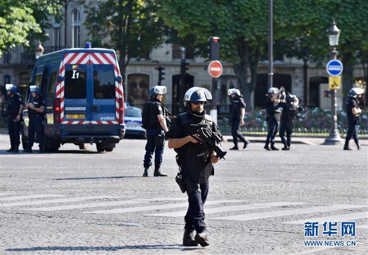 （国际）（1）巴黎香榭丽舍大街发生驾车冲撞宪兵车辆事件 