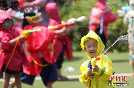 日媒称中国幼儿园数量不足：入园难冲击“二孩”梦