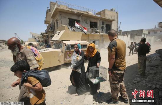 资料图：伊拉克政府军继续向极端组织在摩苏尔最后的据点发动进攻，平民撤离。