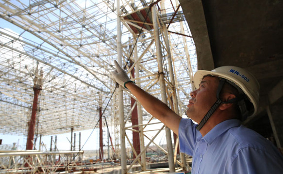 胡从柱向记者介绍港珠澳大桥珠海口岸旅检大楼项目。（图片由受访者提供）