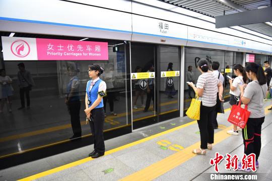 深圳地铁首设女士优先车厢提倡男士绅士风度