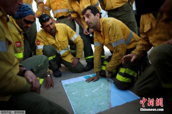 当地时间2017年6月26日，西班牙Mazagon，救火工作持续进行。25日，位于西班牙南部安达卢西亚省莫格尔的多纳纳国家公园附近发生大火，数百名消防人员紧急灭火，当局已疏散了火灾区域附近的1500多人。当地政府表示，大部分被疏散的人群住在国家公园营地内，目前没有接获任何人员伤亡的报告。据悉，大火是从25日晚上烧起的，一直烧到26日早上。紧急部门表示，他们派出了550人和23架直升机、飞机参与灭火行动。目前，火灾发生原因仍不确定。但当局表示，不排除人为因素。