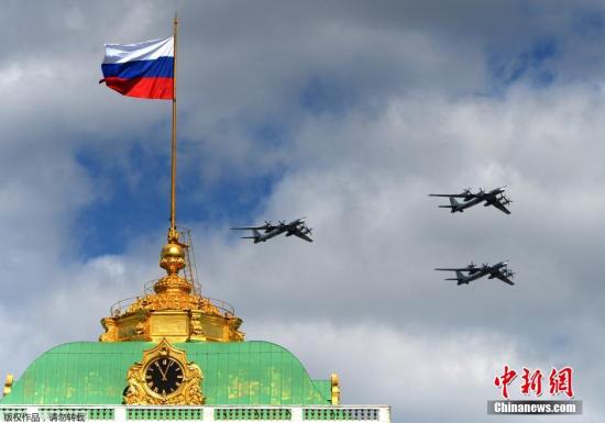 当地时间2015年5月5日，俄罗斯莫斯科，俄罗斯多种型号战机飞过克里姆林宫上空，参加胜利日阅兵彩排。图为图95机群飞过红场。