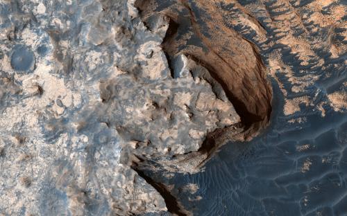 这张火星表面的图片，仿佛在俯瞰一个云雾缭绕、惊涛拍岸的悬崖边缘。（图片来源：NASA/JPL/University of Arizona）