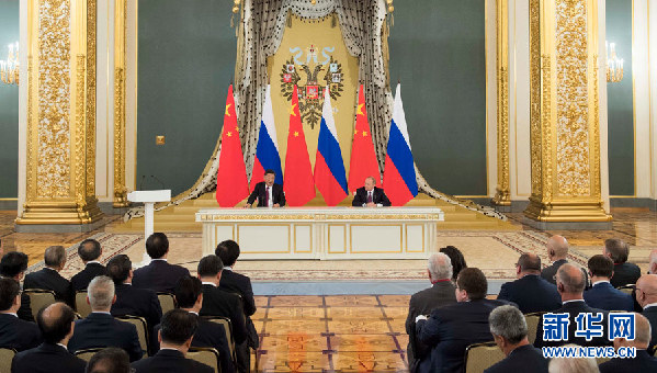 7月4日，国家主席习近平在莫斯科同俄罗斯总统普京共同会见中俄友好、和平与发展委员会，媒体和企业界代表。 新华社记者 李学仁 摄