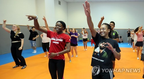 资料图片：6月29日，在大田市韩南大学，赴韩研修文化的外国大学生们在跳韩舞。(韩联社) 
