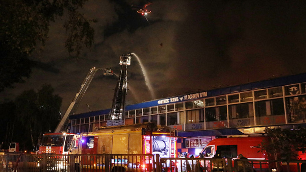 莫斯科仓库发生大火 出动直升机救援