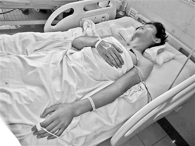 受伤住院的快递员。图片：北京青年报